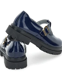 Scarpe vernice modello occhietti